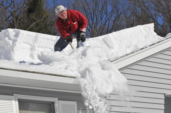 Как и чем убрать снег на участке и с крыши 