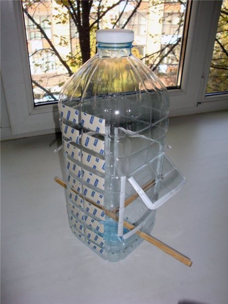 Кормушка для птиц из пластиковой бутылки своими руками: оригинальные идеи и их фото 