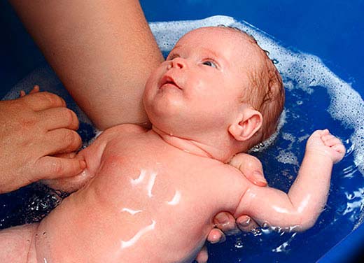 Как купать новорожденного ребенка первый раз дома, советы, видео 