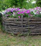 Ограждения для грядок своими руками и как сделать забор для палисадника, цветника или огорода, пошаговые инструкции с фото 