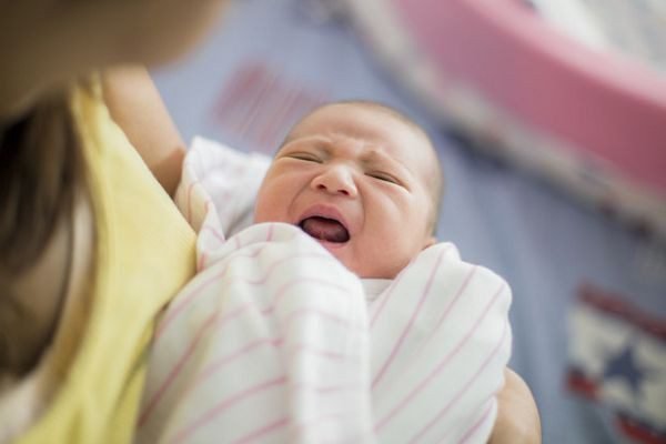 Колики у малышей - правила лечения и как успокоить? 